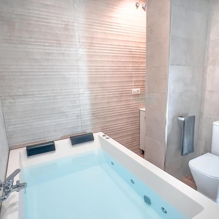 Acogedor Estudio En Triana Con Jacuzzi Y Wifi Sevilla Bagian luar foto