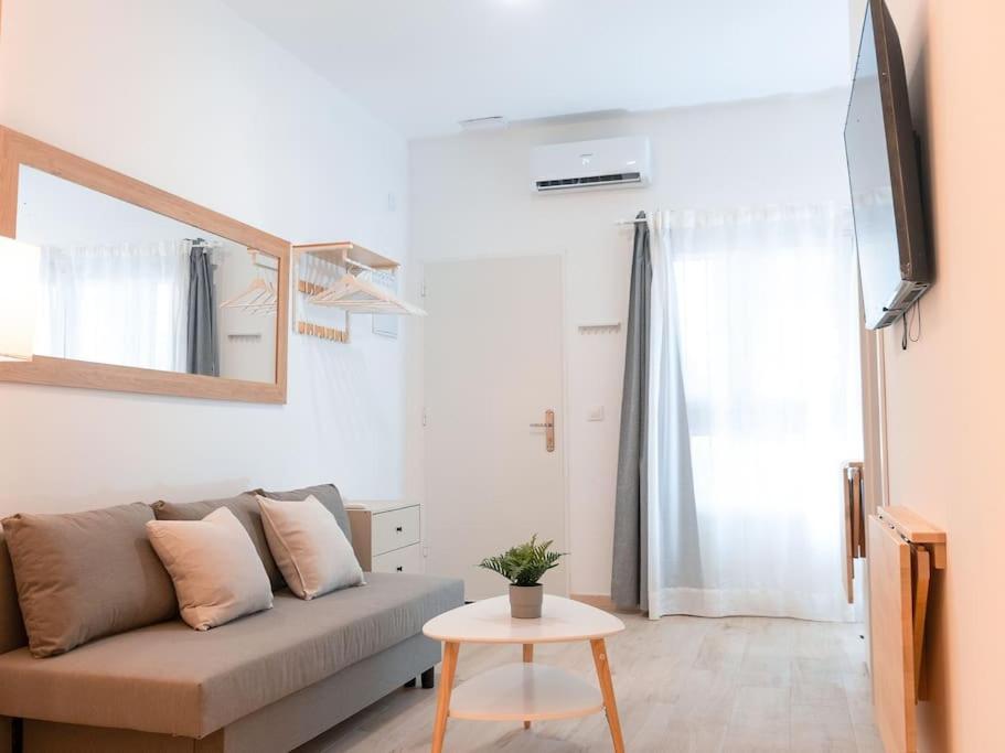 Acogedor Estudio En Triana Con Jacuzzi Y Wifi Sevilla Bagian luar foto