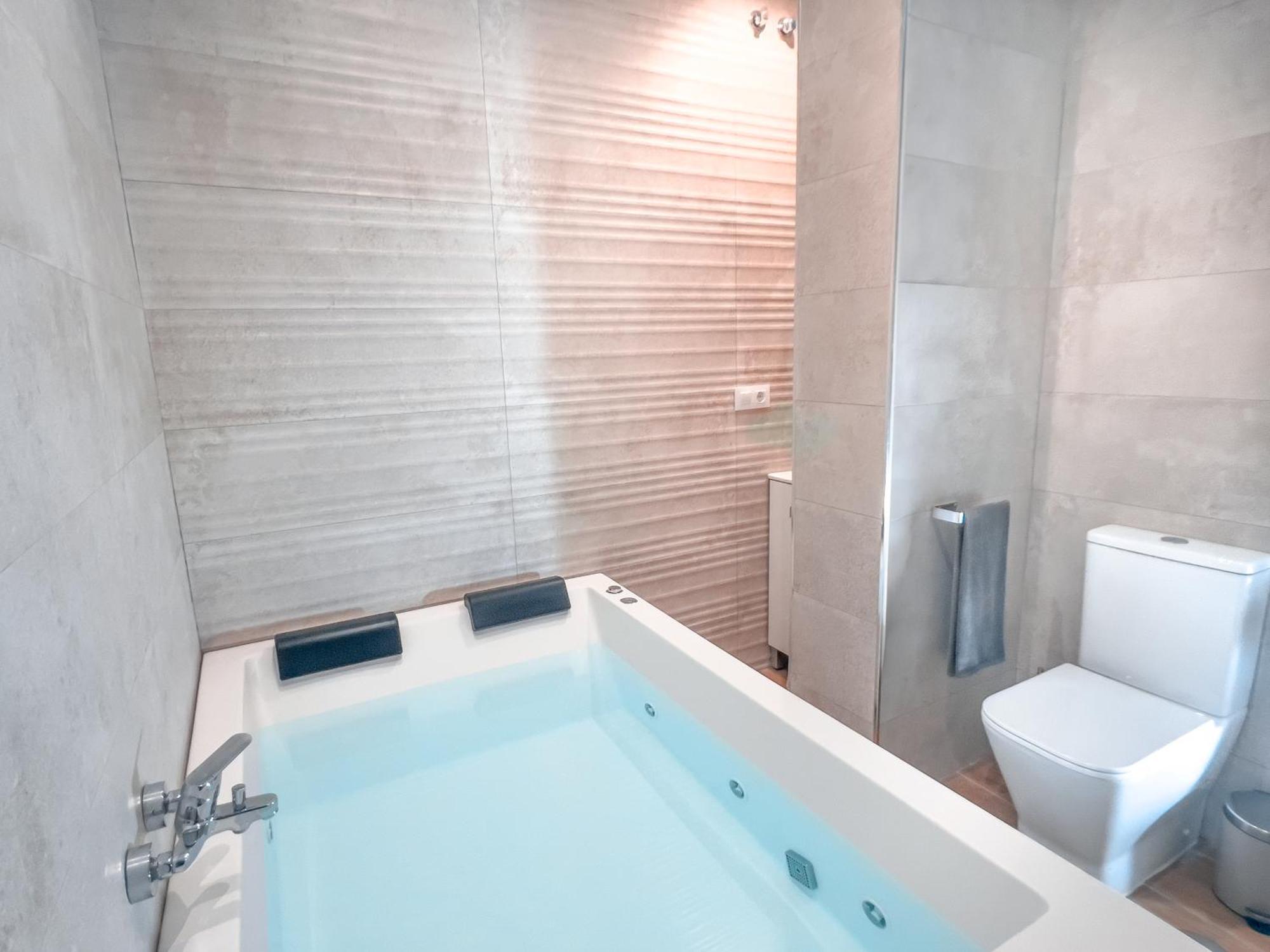 Acogedor Estudio En Triana Con Jacuzzi Y Wifi Sevilla Bagian luar foto