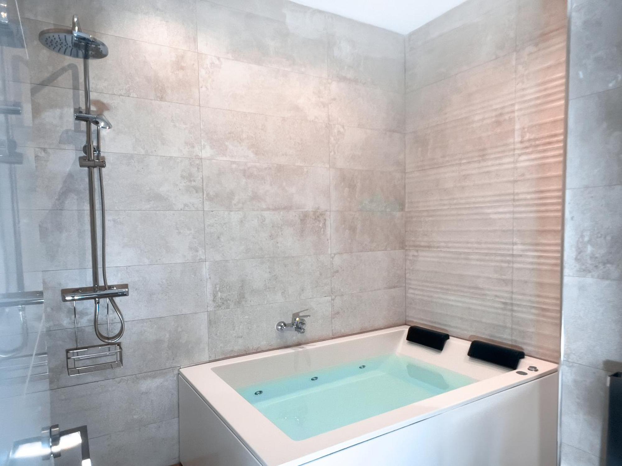 Acogedor Estudio En Triana Con Jacuzzi Y Wifi Sevilla Bagian luar foto