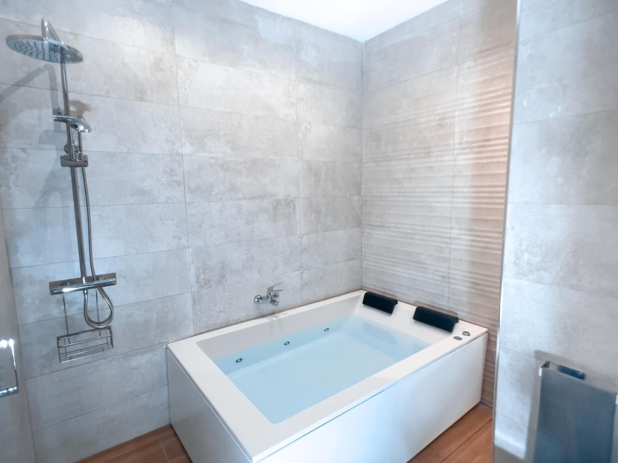Acogedor Estudio En Triana Con Jacuzzi Y Wifi Sevilla Bagian luar foto