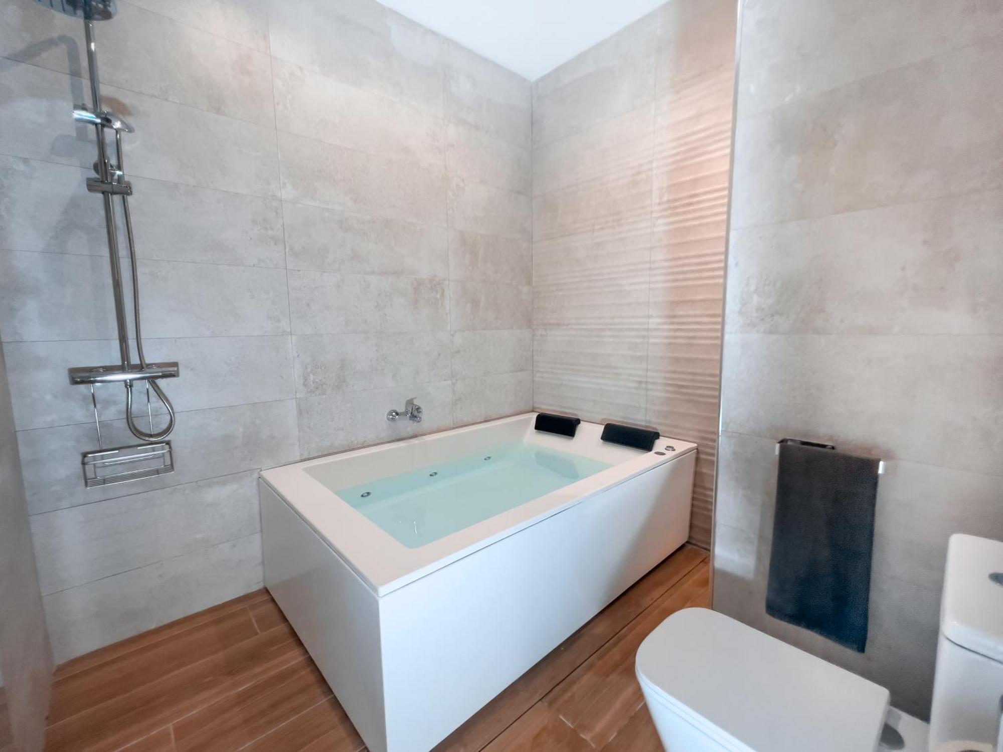 Acogedor Estudio En Triana Con Jacuzzi Y Wifi Sevilla Bagian luar foto